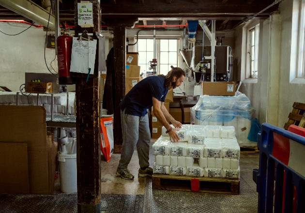 Wessex Mill, un molino de harina artesanal, ahora opera las 24 horas del día, los siete días de la semana. Foto / Alex Atack para The New York Times.