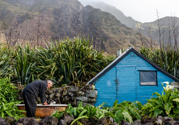 Las primeras casas de la isla fueron hechas con madera de deriva. Hoy llegan barcos varias veces al año. Foto / Andy Isaacson para The New York Times.