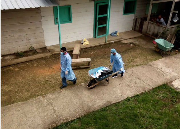 Funcionarios del Minsa en el centro de salud de Unión Chocó, debidamente protegidos. Fotos: Cortesía.