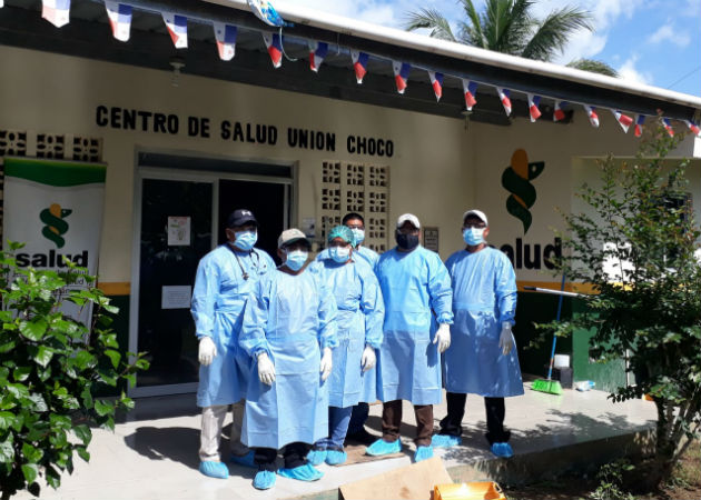 Funcionarios del Minsa en el centro de salud de Unión Chocó, debidamente protegidos. Fotos: Cortesía. 