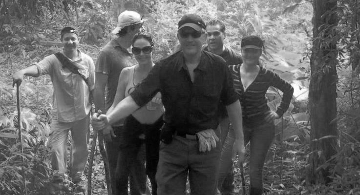 Jaime Figueroa, junto a un grupo, dirigiéndose a la cima del cerro Pechito Parao en la selvática serranía del Majé, en Darién. Foto Archivo.