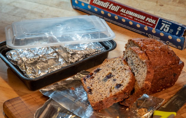 Pan de plátano y materiales para empacar en Nueva York, el 21 de mayo de 2020. (Tony Cenicola/The New York Times)
