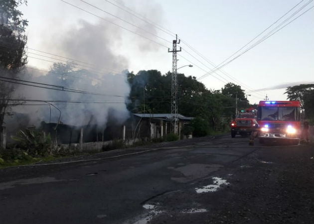 Los bomberos atendieron dos grandes incendios en David y Bugaba. Foto: Mayra Madrid.