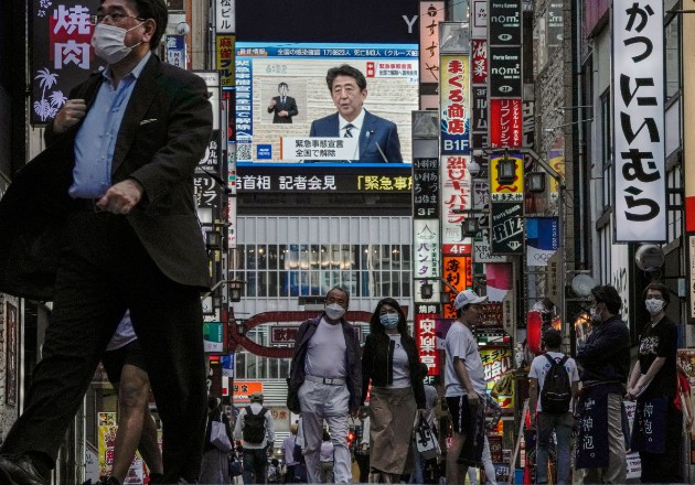 El primer ministro Shinzo Abe levantó el estado de emergencia tras mes y medio, al declarar un éxito la lucha contra el virus. Foto / Kimimasa Mayama/EPA, vía Shutterstock.