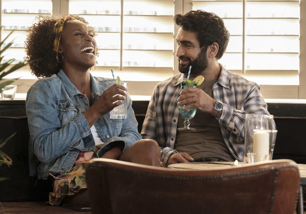 Issa Rae (izq.) y Kumail Nanjiani son una pareja romántica en la comedia “The Lovebirds”. Foto / Skip Bolen/Netflix.