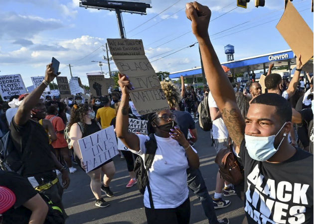 Las protestas en Atlanta han recrudecido tras la muerte de otro afroamericano. Fotos: AP.