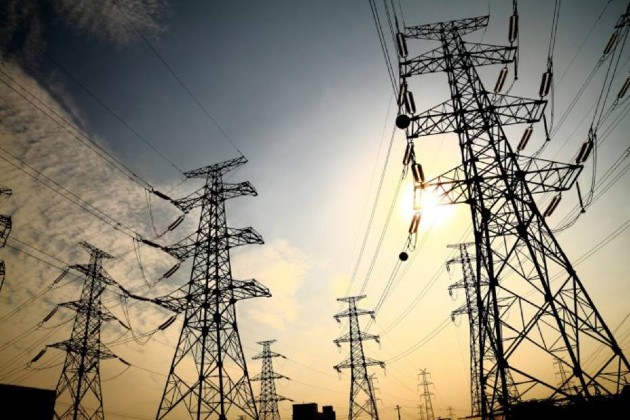 El suministro de electricidad y gas de cayó 12.8%. EFE