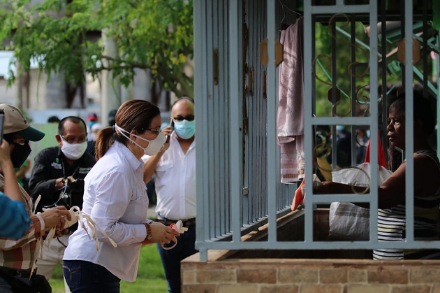 Ministra Rosario Turner distribuye mascarillas