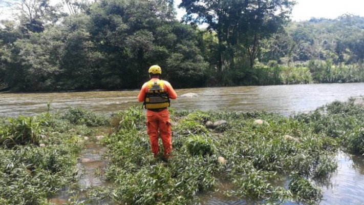 El pasado 12 de junio en este mismo río, tres menores de edad fueron rescatados por los estamentos de seguridad al quedar atrapados en una isleta tras la crecida de este afluente.