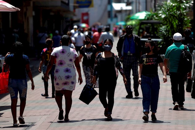 En Nicaragua, un país sumido en una prolongada crisis política y cuyo abordaje de la pandemia suscita críticas internacionales y locales, el Gobierno reportó el martes pasdo un acumulado de 1.464 casos de COVID-19 y 55 fallecidos, mientras que un observatorio independiente cifró en 1.289 muertos y en 4.971 los contagios.