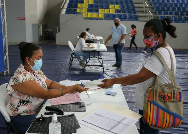 La entrega de cheques se realiza en el gimnasio del Colegio Abel Bravo. Foto: Diómedes Sánchez.,