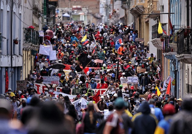 Las finanzas de Ecuador han sido afectadas por la pandemia. Una protesta en Quito, en mayo, contra salarios más bajos. Foto / Cristina Vega Rhor/Agence France-Presse — Getty Images.
