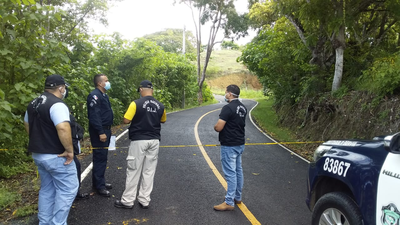 Tras ser avistado en la cuneta, a la orilla de la calle, se dio aviso a las unidades de la Policía Nacional y al 911, quienes llegaron al sitio y determinaron que no contaba con signos vitales.