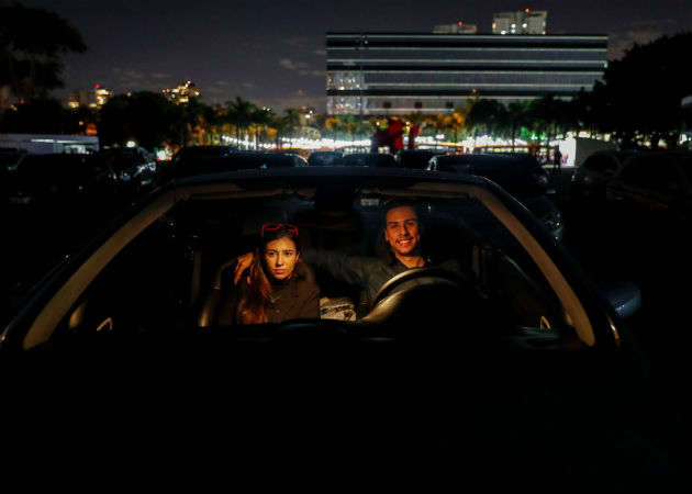 Una pareja ve una película en un autocine este miércoles, en Sao Paulo (Brasil). EFE.