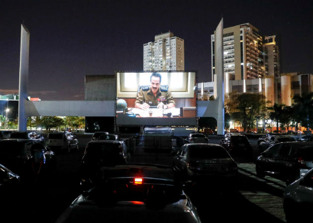 Una pareja ve una película en un autocine este miércoles, en Sao Paulo (Brasil). EFE.