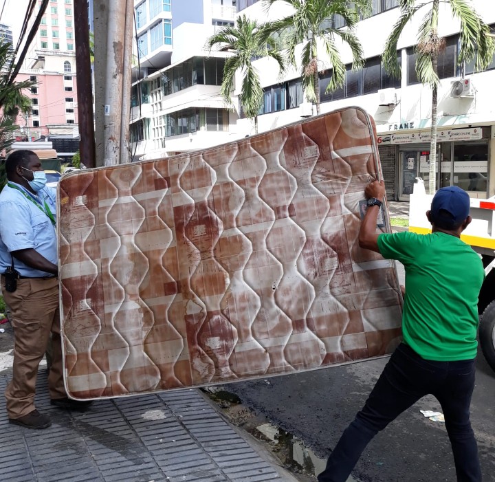 Los residentes de Bella Vista aprovecharon para sacar todos los enseres que ya no utilizaban.