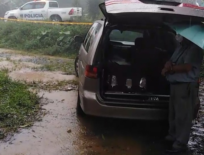 Los familiares tomaron la decisión una vez dejó de llover, trasladar el ataúd a pie por medio de unos potreros para entrar por la parte de atrás de la casa del muerto para poder velarlo y poder darle cristiana sepultura este miércoles.