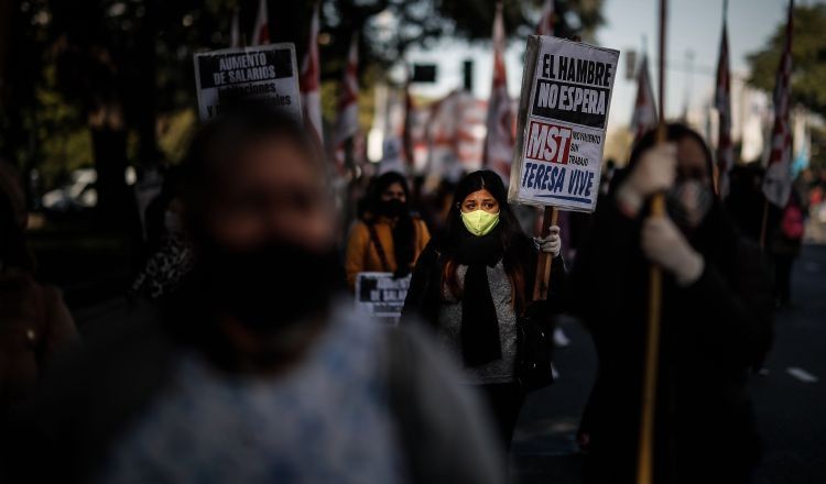 Miles de personas protestaron en varias provincias de Argentina por la situación de las clases más pobres durante la pandemia. EFE