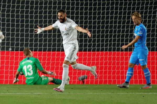 El delantero francés del Real Madrid Karim Benzema celebra su segundo gol. Foto:EFE