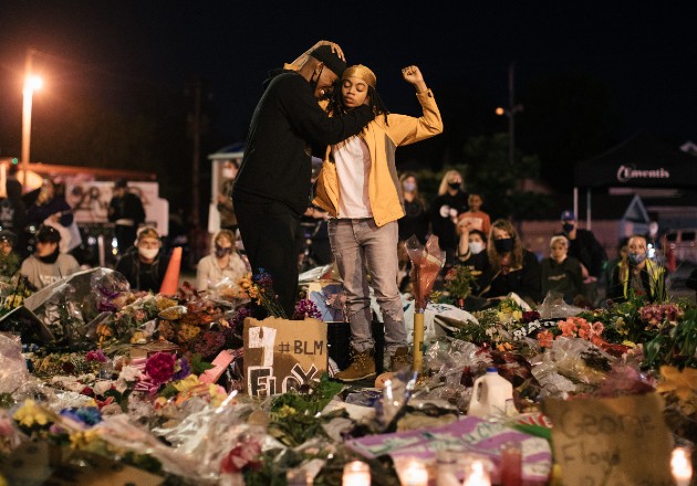 El asesinato de George Floyd a manos de la policía desató protestas en más de 150 ciudades de EE.UU. y en el mundo. Un tributo cerca de donde murió. Foto / Alyssa Schukar para The New York Times.