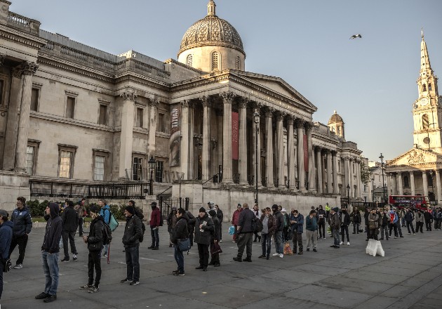 El Gobierno británico ha albergado a los indigentes en hoteles. Haciendo fila para comida en Trafalgar Square. Foto / Finbarr O’Reilly para The New York Times.
