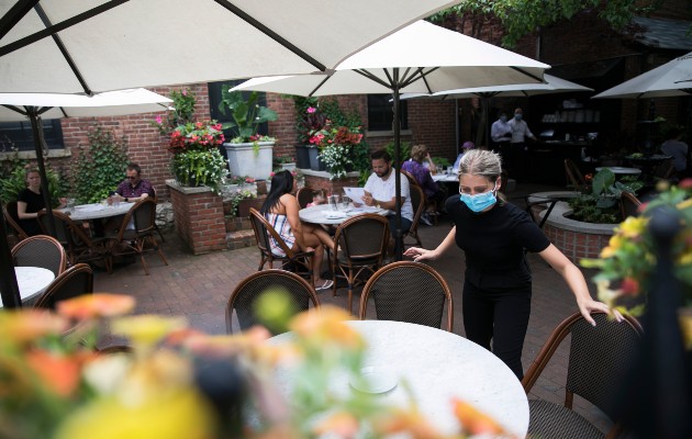 Abby Fisher, una anfitriona, prepara una mesa en el restaurante Lindey’s en Columbus, Ohio. (Maddie McGarvey/The New York Times)