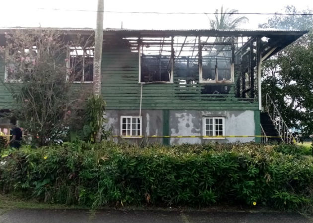 El segundo piso de madera reportó pérdida total, donde se quemaron todos los enseres. Foto: Diómedes Sánchez.