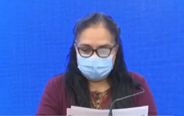 La doctora Lourdes Moreno tenía congestión nasal el día que se le empañaron los lentes.