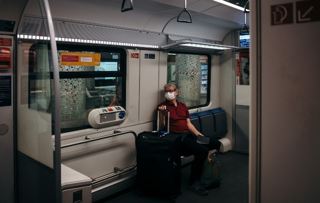 Jack Ewing, periodista de The New York Times, toma el tren para ir al aeropuerto en Fráncfort, Alemania, el 3 de junio de 2020. (Felix Schmitt/The New York Times)