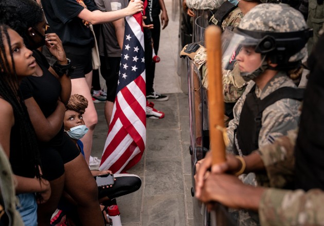 La Administración Trump ha usado la fuerza en Washington para acallar protestas contra la brutalidad policiaca. Foto / Erin Schaff/The New York Times.