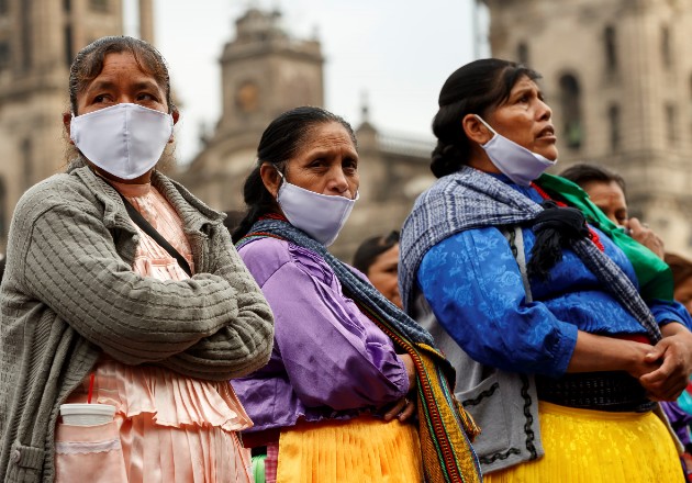 Mujeres indígenas protestan en mayo afuera de Palacio Nacional en CDMX, exigiendo ayuda financiera. Foto / José Méndez/EPA, vía Shutterstock.