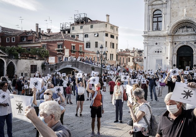 Una reciente protesta en Venecia contra la construcción de un nuevo muelle que traería botes llenos de turistas. Foto / Alessandro Grassani para The New York Times.