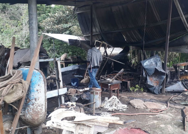 El incendio destruyó las estructuras de cemento, zinc y madera. Foto: José Vásquez.