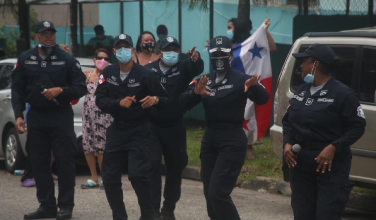 En medio de la pandemia, los uniformados también han estado haciendo recorridos para darle ánimo a la ciudadanía. Archivo