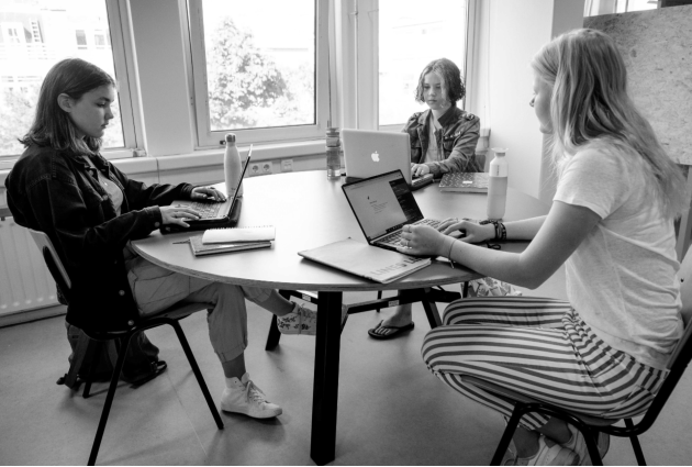 Los estudiantes de hoy tienen la capacidad de buscar información en algún dispositivo, deben enseñarles cómo buscar lo relevante y cómo confirmarlo. Foto: EFE.