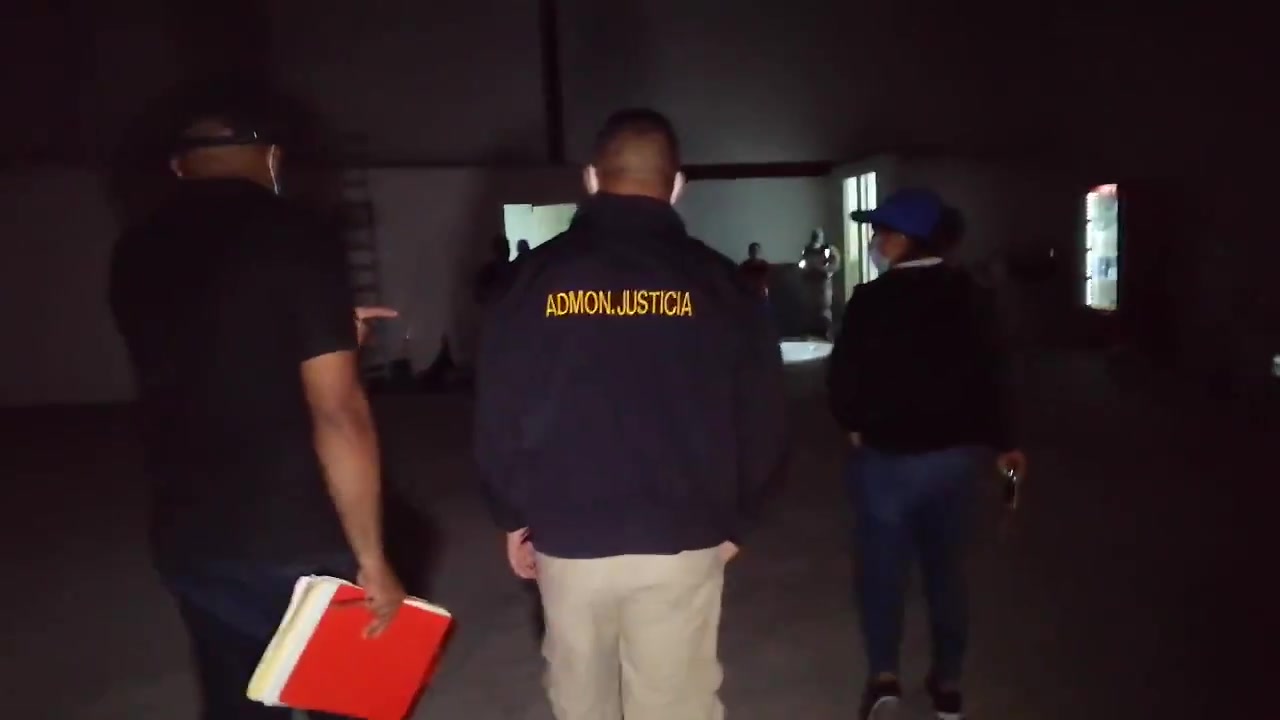 Al momento de ingresar las autoridades al local, el grupo de mujeres intentaron ocultarse entre una pila de cajas de cartón.
