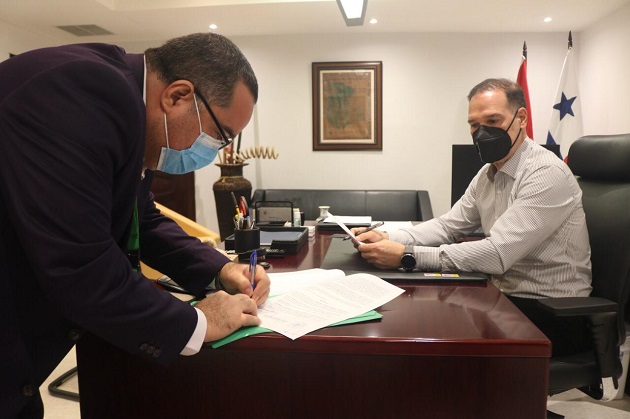 El secretario general del PRD, Pedro Miguel González, atendió este lunes en su despacho a funcionarios del Minsa. Foto @PRDesPanama