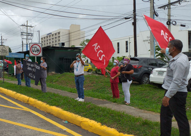 Protestaron de forma pacífica en la vía Interamericana frente al hospital de la CSS en David. Fotos. José Vásquez.