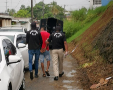 Además de los cuatro detenidos, durante los operativos, también se logró incautar dos armas de fuego.