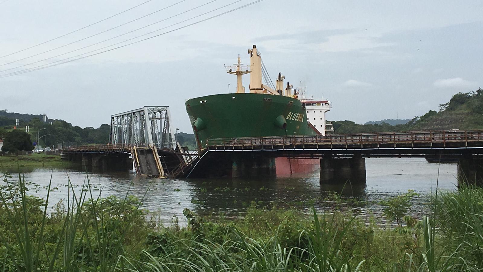 El Canal de Panamá inspeccionará la estructura del puente para evaluar el alcance de los daños.