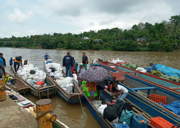 A través del río Tuira también se han enviado en piraguas productos agrícolas a familiares en la ciudad de Panamá. Fotos: Cortesía.