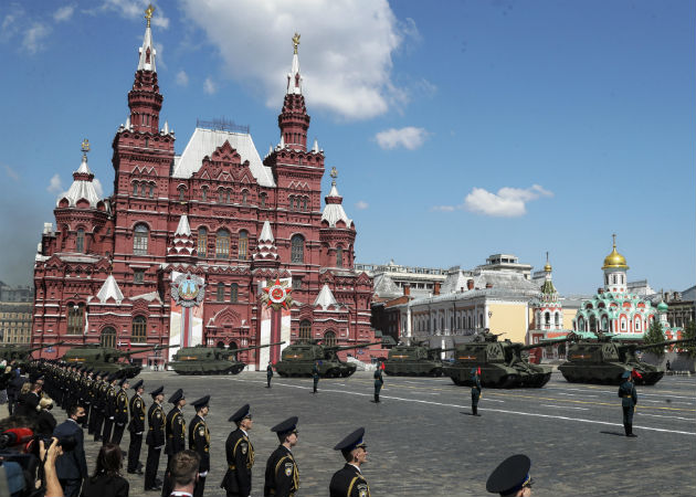 El presidente de Rusia, Vladimir Putin, observa la parada militar en la Plaza Roja de Moscú. Fotos: EFE.