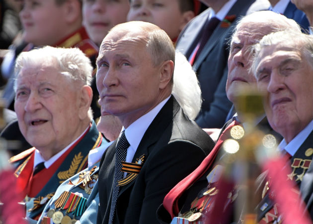 El presidente de Rusia, Vladimir Putin, observa la parada militar en la Plaza Roja de Moscú. Fotos: EFE.