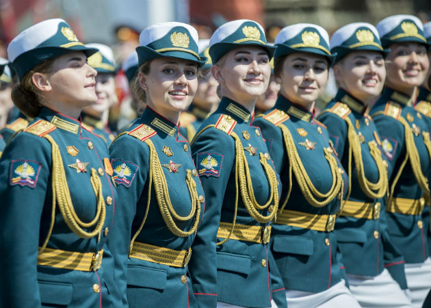 El presidente de Rusia, Vladimir Putin, observa la parada militar en la Plaza Roja de Moscú. Fotos: EFE.