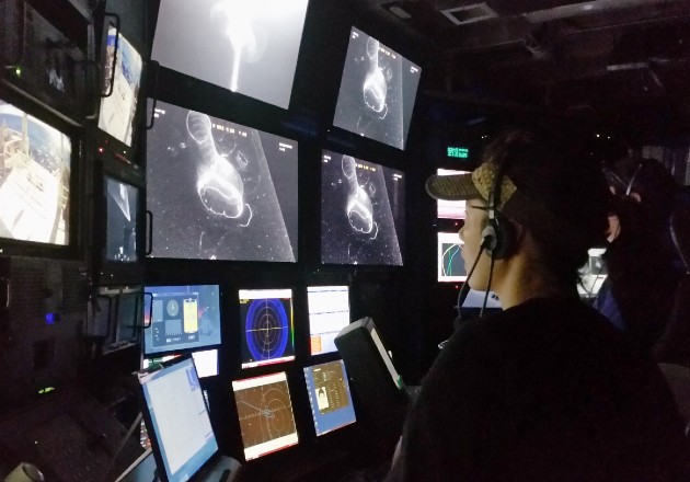 La sala de control del navío operado por control remoto, a bordo del barco de investigación. Foto / Kim Reisenbichler/Instituto de Investigación del Acuario de la bahía de Monterey.