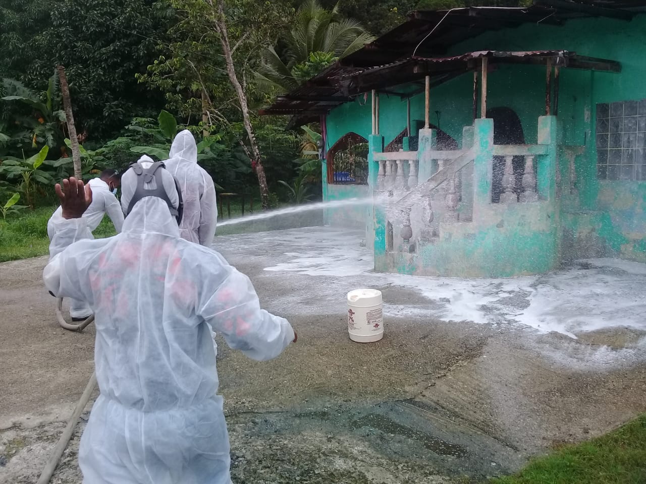 Se sanitizó la casa comunal, veredas, y casas, con el fin de brindar un ambiente seguro, y así minimizarlos los niveles de contagio con el virus.