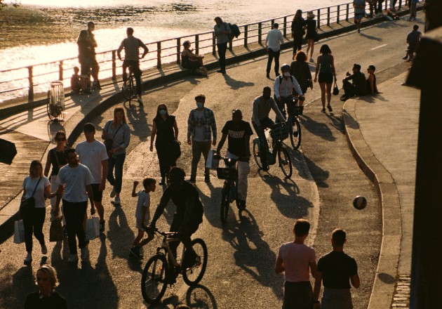 Para reducir la dependencia del transporte público, París creó kilómetros de nuevas ciclovías para sus trabajadores. Foto / Maxime La para The New York Times.