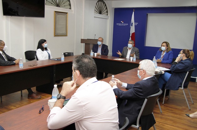 El ministro de Salud, Luis Francisco Sucre, se reunió con el Comité de Asesores Técnicos del Ministerio de Salud. Foto Minsa