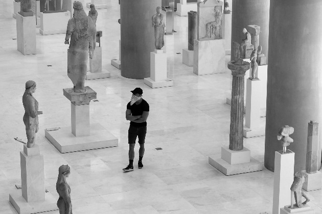 Ya todo se puede, no hay piedritas dentro de los zapatos del andar del homo Sapiens en cuarentena. Estar a solas en un museo, ser un emprendedor culinario o impartir clases virtuales. Foto: EFE.