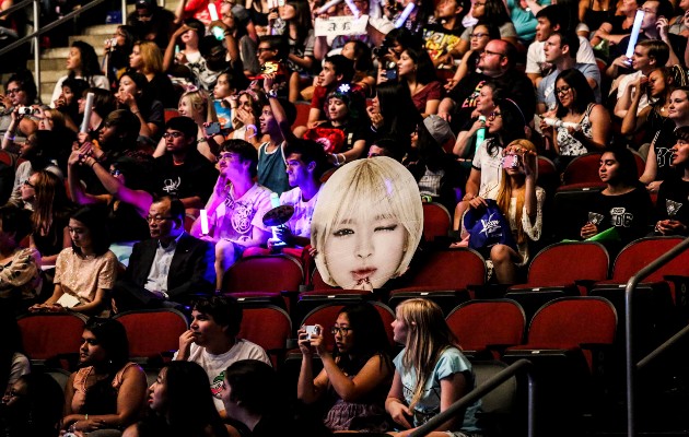 Un rostro en cartón entre la multitud que se dio cita en KCON, un festival de música pop coreana, celebrado en el Prudential Center de Newark, Nueva Jersey en 2015. (Krista Schlueter/The New York Times)